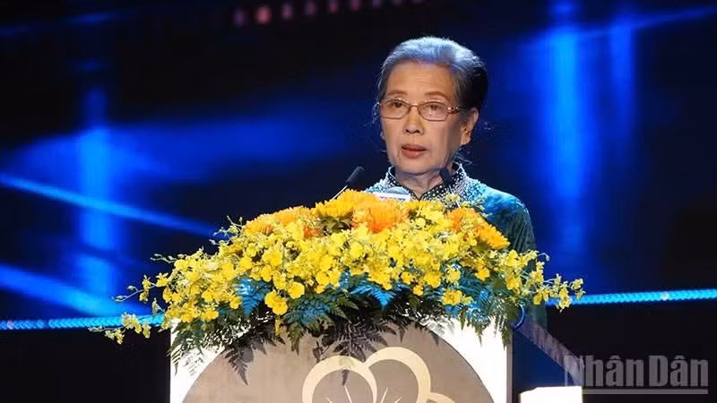 Screenwriter Duong Cam Thuy, Chairwoman of the Ho Chi Minh City Cinema Association, delivers the opening speech at the second Ho Chi Minh City Short Film Festival.