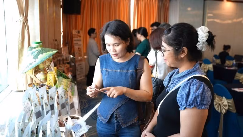 Delegates visit green products displayed at the seminar.