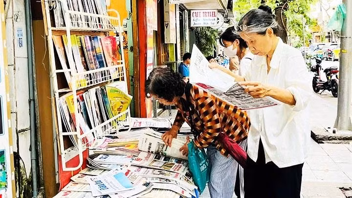 Reading print newspapers is still a daily habit of many people.