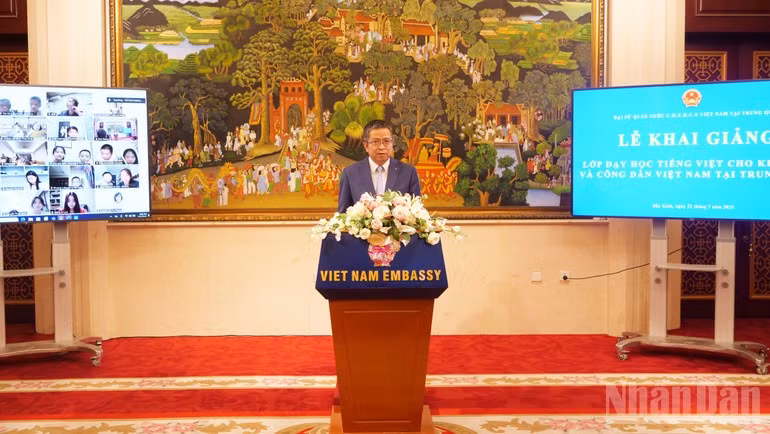 Ambassador Pham Thanh Binh speaks at the opening ceremony.
