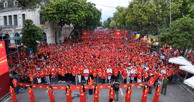 A large number of people participate in the 2025 “Cung Viet Nam Tien Buoc” programme at the Hoan Kiem Lake venue.