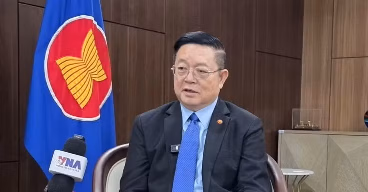 ASEAN Secretary-General Kao Kim Hourn in an interview with the Viet Nam News Agency's resident correspondents in Jakarta. (Photo: VNA)