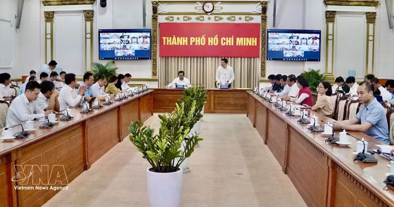 The working session between the Ho Chi Minh City People’s Committee and relevant departments, agencies and localities on February 28 (Photo: VNA) 
