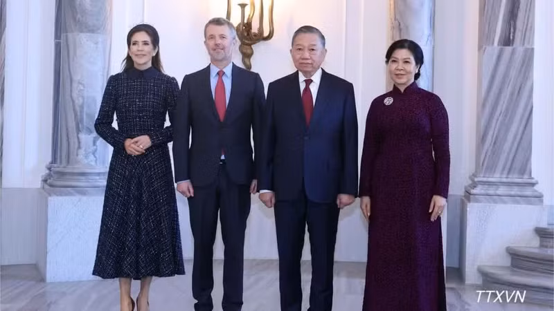 General Secretary of the Communist Party of Viet Nam Central Committee and President To Lam (second from right) and his spouse Ngo Phuong Ly meet with King Frederik X and Queen Mary. (Photo: VNA)