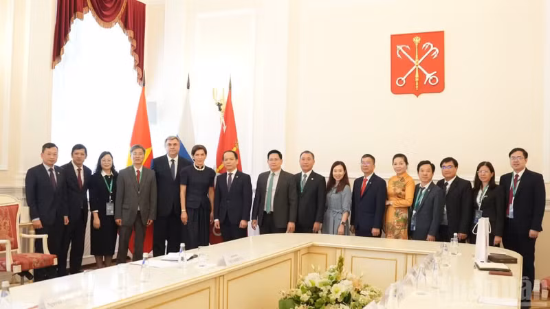 The Vietnamese delegation poses for a photo with representatives of the Saint Petersburg Committee for External Relations. (Photo: Thanh The)