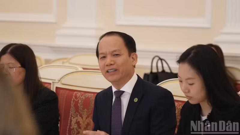 Minister Hoang Thanh Tung addresses the meeting. (Photo: Thanh The)