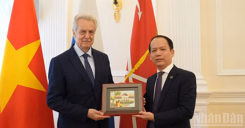 Minister of Justice Hoang Thanh Tung and Chairman of the Saint Petersburg Committee for External Relations Evgeny Grigoriev. (Photo: Thanh The)
