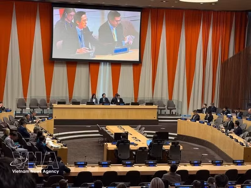 Ambassador Do Hung Viet, Permanent Representative of Viet Nam to the UN, in his capacity as President-designate of the 11th NPT Review Conference, chairs the first informal meeting with the Treaty’s member states on October 7, 2025, at the headquarters of the United Nations in New York. (Photo: VNA) 