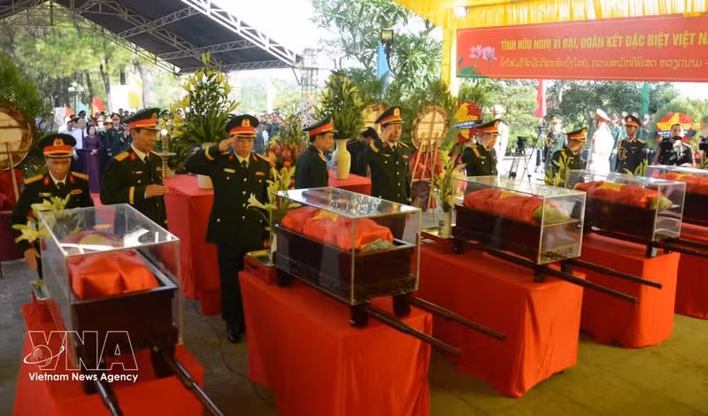 The memorial and burial ceremony for the remains of eight Vietnamese volunteer soldiers and experts who sacrificed their lives on the Lao battlefield. (Photo: VNA)