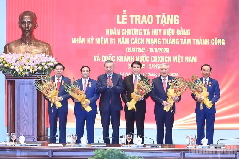 Party General Secretary and President To Lam (third from left) presents the Ho Chi Minh Orders to former Party and State leaders. (Photo: NDO)