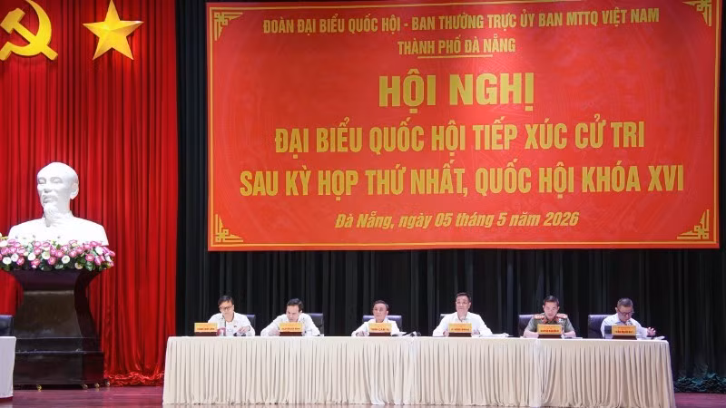 Tran Cam Tu, Politburo Member and Permanent Member of the Party Central Committee’s Secretariat, attends the meeting.
