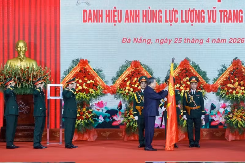 Party General Secretary and State President To Lam, who is also Secretary of the Central Military Commission, presents the title of "Hero of the People's Armed Forces" to Military Region 5 on April 25. (Photo: VNA) 