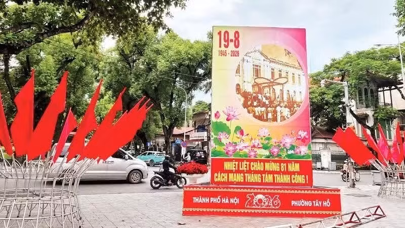 Streets in central Ha Noi are decorated with flags and flowers to celebrate National Day. (Photo: DUC THANG)