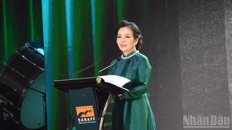 Dr Ngo Phuong Lan, Chairwoman of the Viet Nam Film Development Association (VFDA) speaks at the event.