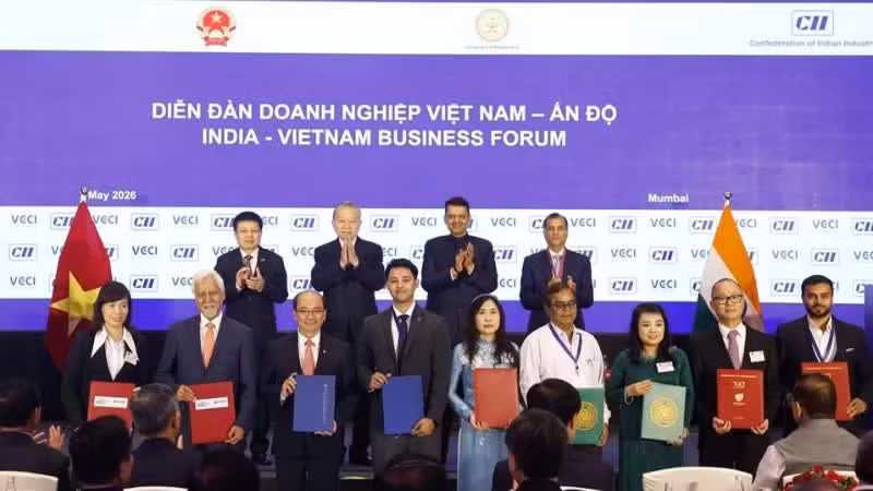 Under the witness of Party General Secretary and State President To Lam, Chairwoman of the Board of Directors of BIOWAY Viet Nam Le Thi Cam Tien (front row, third from the right), poses for a photo with representatives of Professor Jayashankar Telangana Agricultural University during the signing ceremony for the expansion of the Viet Nam – India bio-organic technology cooperation project.