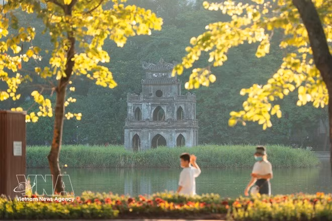 A gentle and romantic autumn afternoon in Ha Noi (Photo: VNA)