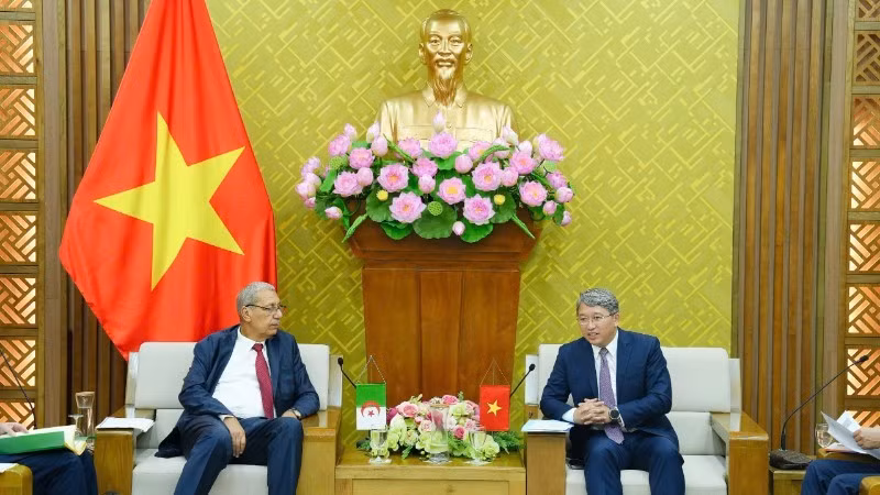 Minister of Justice Nguyen Hai Ninh (right) receives Secretary General of the Algerian Ministry of Justice Mohamed Regaz. (Photo: TH)
