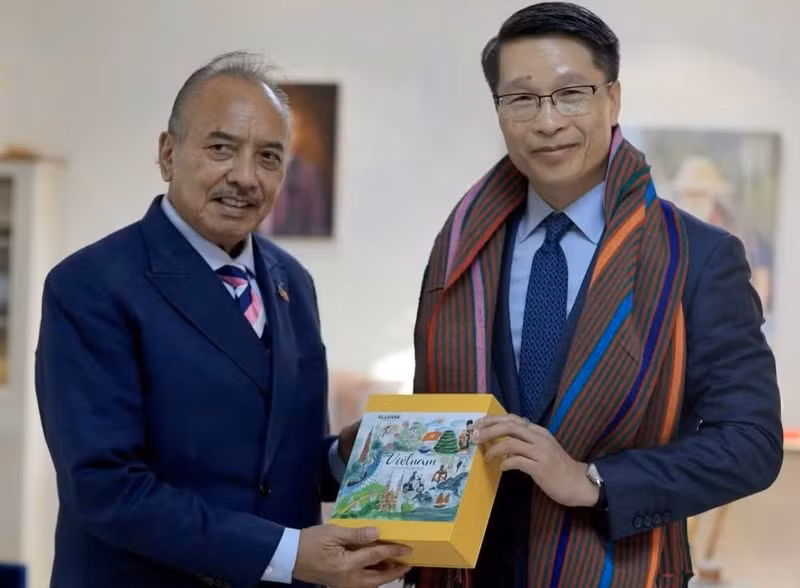 Chargé d'Affaires of Viet Nam to Timor-Leste Pham Binh Dam (R) and Timor-Leste's Deputy Prime Minister Francisco Kalbuadi Lay. (Photo: VNA)