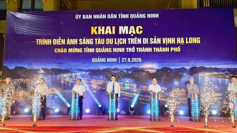 Delegates press the button to officially launch the Ha Long Bay cruise ship light show. (Photo: QUANG THO)