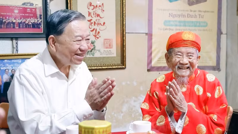 Party General Secretary To Lam visits veteran researcher Nguyen Dinh Tu (in red) (Photo: VNA)