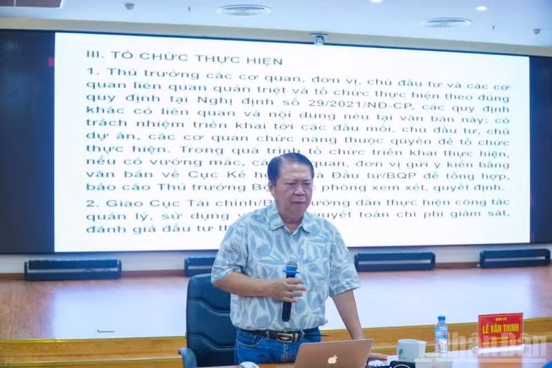 Le Van Thinh, former Head of Division 1 under the State Authority for Construction Quality Inspection at the Ministry of Construction, speaks at a scientific workshop. 