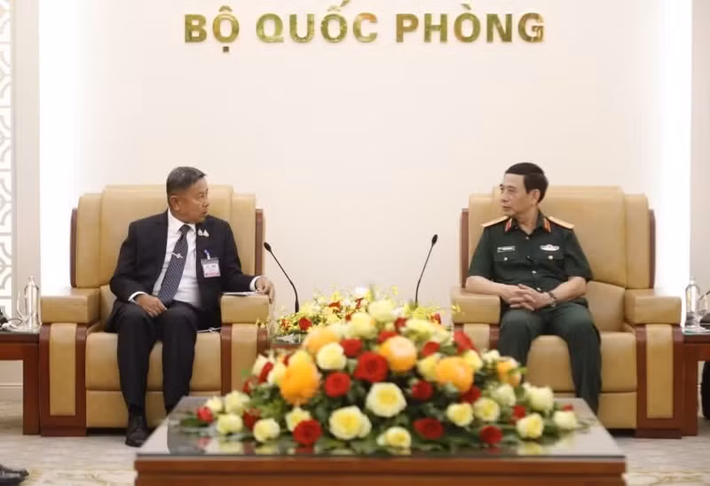 Deputy Prime Minister and Minister of National Defence Gen. Phan Van Giang (R) and Lieut. Gen. Adul Boonthumjaroen, Thai Minister of Defence (Photo: NDO)