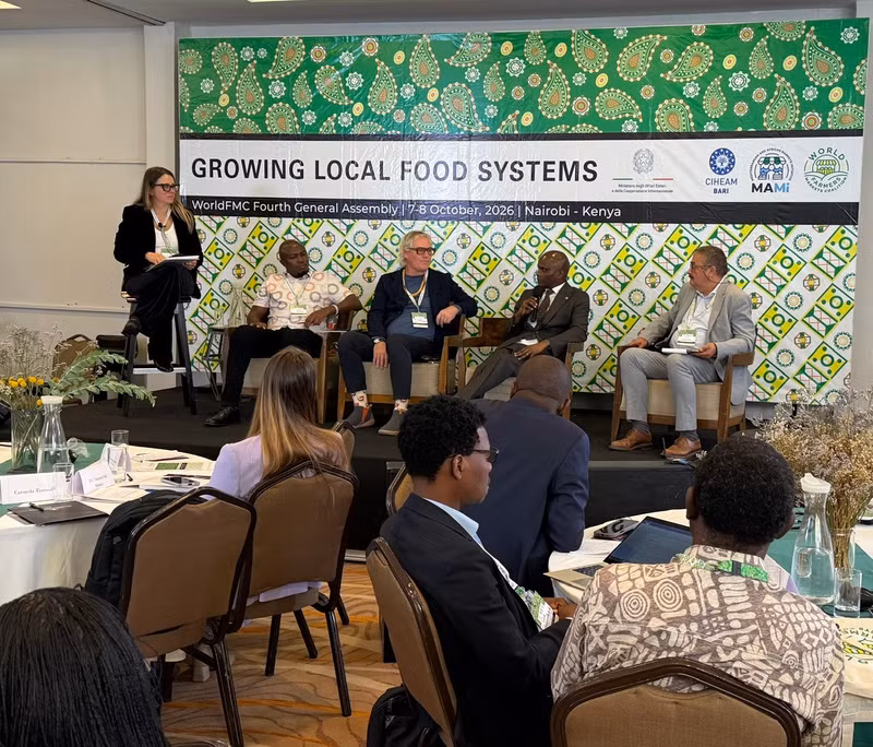 Delegates exchange experiences and best practices and discuss the role of farmers’ markets in developing local food systems. (Photo: Thanh Binh)