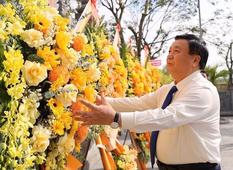 Politburo member Nguyen Xuan Thang lays flowers at the tomb of Great Poet Nguyen Du.