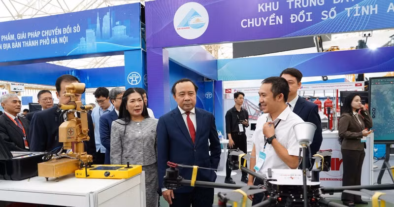 Delegates visit a booth showcasing digital transformation products at an event organised by the Ministry of Science and Technology to mark National Digital Transformation Day 2026. (Photo: HA LINH)