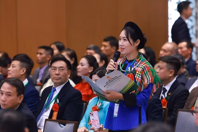 Vuong Thi Thuong, a farmer from Lang Son province, speaks at the dialogue (Photo: VNA)