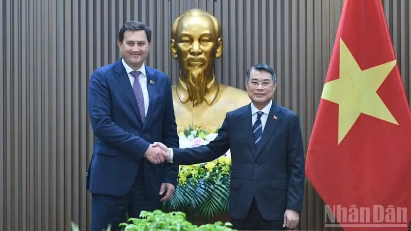 Prime Minister Le Minh Hung (R) meets with Belarusian Minister of Foreign Affairs Maxim Ryzhenkov in Ha Noi on October 28, 2026. (Photo: NDO)