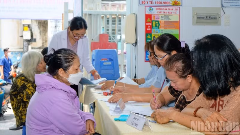 Gia Dinh Ward Health Station in Ho Chi Minh City, in collaboration with Gia Dinh People's Hospital, organises a cardiovascular disease and diabetes screening programme for local residents on April 17. (Photo: The Anh – Dinh Thin)
