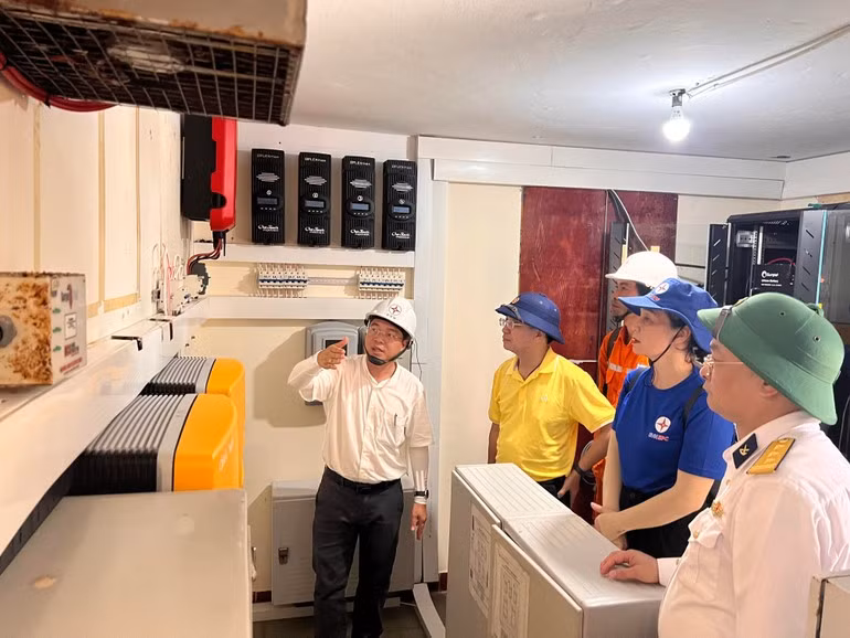 Leaders of Vietnam Electricity Group and Southern Power Corporation surveyed and inspected the storage stations on Da Dong A Island in April 2024.