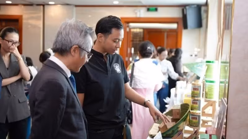 Delegates visit green products displayed at the seminar.