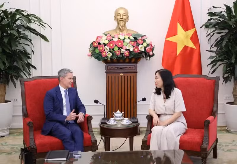 Deputy Foreign Minister Le Thi Thu Hang (right) receives Phil Nelson, Executive Vice President of CNN International Commercial, in Hanoi on May 25, 2026. (Photo: Ministry of Foreign Affairs) 