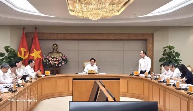 The meeting chaired by Deputy Prime Minister Ho Quoc Dung in Ha Noi on April 20 (Photo: VNA) 