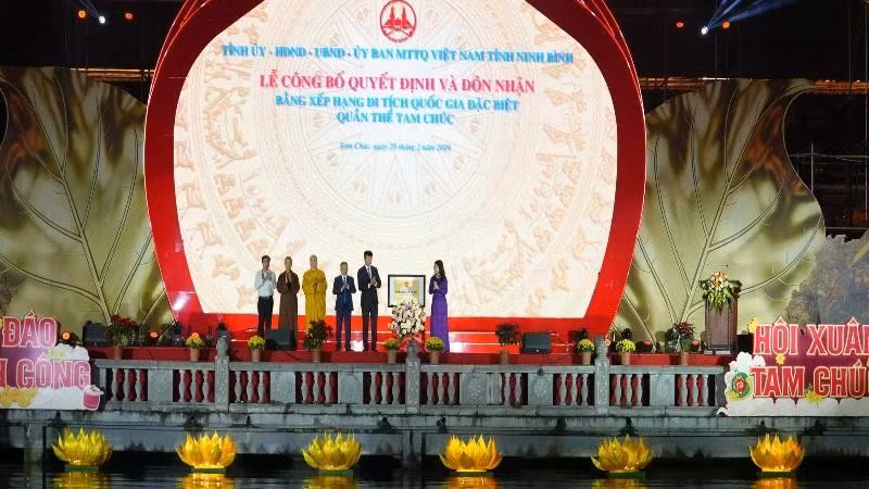 Lam Thi Phuong Thanh, Member of the Party Central Committee and Permanent Deputy Minister of Culture, Sports and Tourism, presented the Special National Relic certificate for the Tam Chuc Scenic Complex.