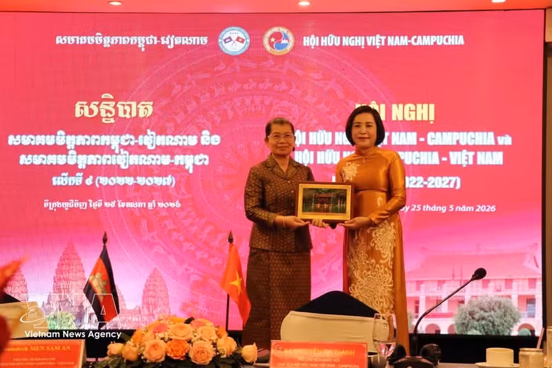 Vice Chairwoman of Viet Nam’s National Assembly Nguyen Thi Thanh (R) presents a gift to Vice President of the Cambodian People’s Party Samdech Men Sam An (Photo: VNA)