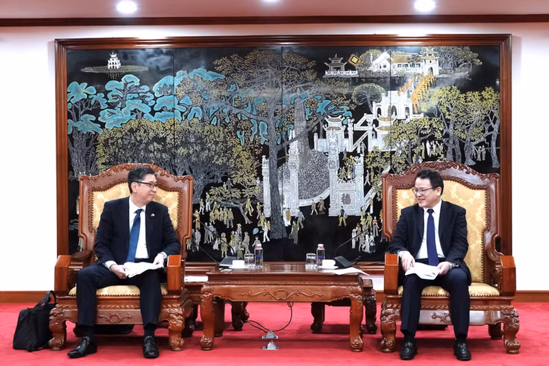Deputy Minister of Finance Tran Quoc Phuong (right) meets with JICA Senior Vice President Hayakawa Yuho in Ha Noi on May 25. (Photo: Vietnamese Ministry of Finance) 