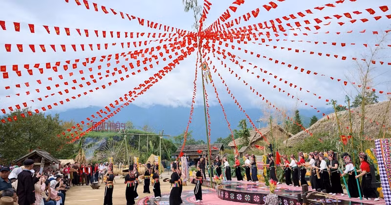 Visitors to May Village in Sa Pa. (Photo: HA AN)