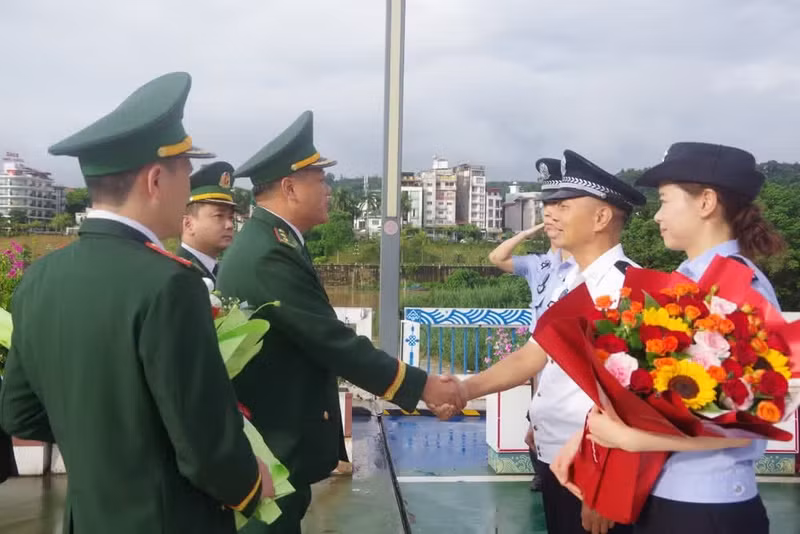 Representatives from the Hekou Entry-Exit Inspection Station welcomes representatives of the four Lao Cai border guard stations to the talks.