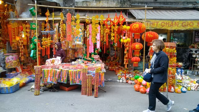 Hanoi Old Quarter a hive of activity as Tet draws near ảnh 6