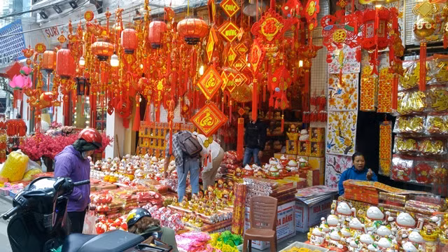 Hanoi Old Quarter a hive of activity as Tet draws near ảnh 2