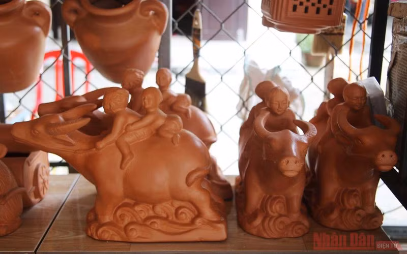 Thanh Ha villagers make clay buffalos in hope for thriving new year ảnh 7