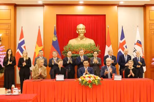 Representatives of Viet Nam and the member states of the European Free Trade Association (EFTA) officially sign the Viet Nam-EFTA Free Trade Agreement (VEFTA) in Ha Noi on October 18 (Photo: VNA)