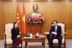 Politburo member, Secretary of the Communist Party of Viet Nam Central Committee and Head of the Committee's Commission for Policy and Strategy Nguyen Thanh Nghi, receives Jennifer Wicks, US Ambassador to Viet Nam. (Photo: Party Central Committee’s Commission for Policy and Strategy)