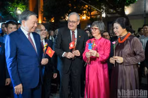 In Pictures: Vietnamese and Swiss leaders stroll along pedestrian streets around Hoan Kiem Lake