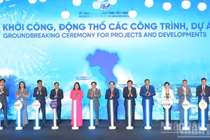 Central and Tay Ninh provincial leaders press the button to announce and commence construction of projects at the 2026 Investment Promotion Conference.