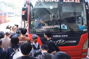 Passengers board a coach at Giap Bat Bus Station in Ha Noi to return home for the holiday. (Photo: HUNG KHANH)
