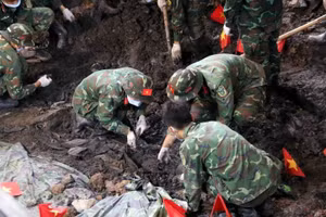 Search team is working on-site at Le Thi Rieng Park in Ho Chi Minh City (Photo: VNA)